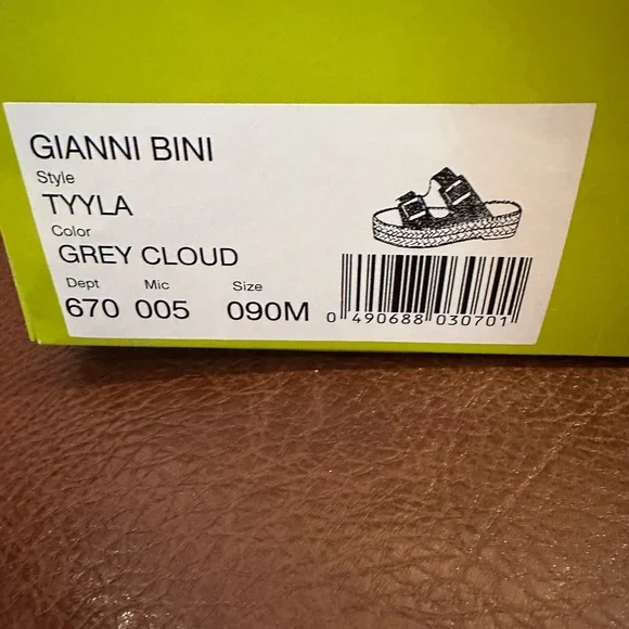 NEW Gianni Bini Sparkling Silver Sandals - Picture 8 of 8